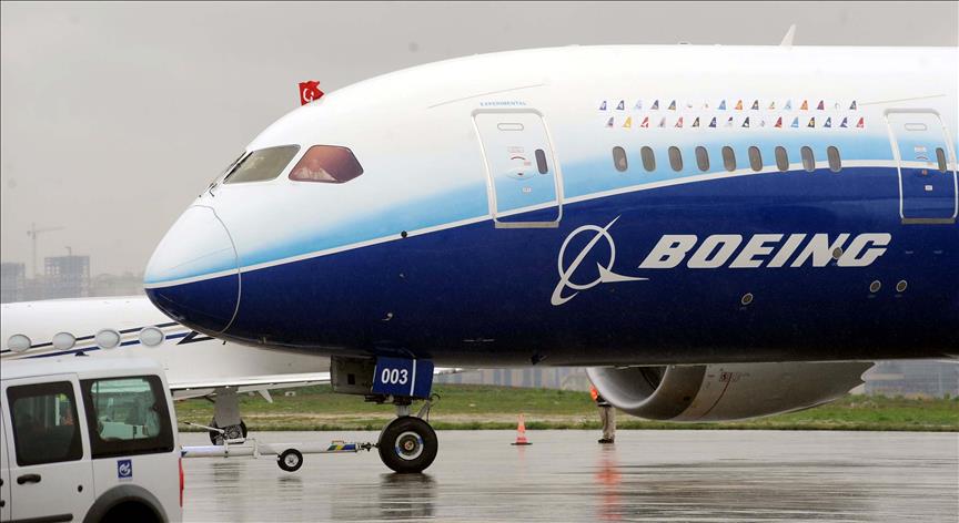 Boeing 787 Dreamliner'ı tanıttı.
